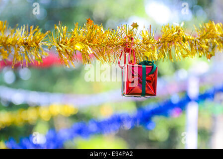 Closeup roten Geschenk-Box, Weihnachtsschmuck Baum hängen Stockfoto