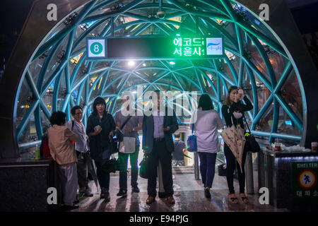 10. September 2013, treffen Seoul, South Korea - Korea - einheimischen Stand am Eingang der u-Bahn Haltestelle Gangnam - beliebte Stockfoto