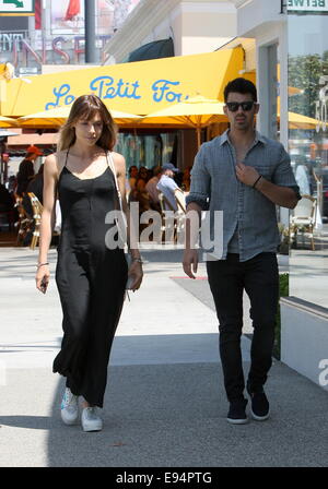 Joe Jonas unterwegs mit Freundin Blanda Eggenschwiler West Hollywood mit: Joe Jonas, Blanda Eggenschwiler wo: Los Angeles, California, Vereinigte Staaten von Amerika bei: 16. April 2014 Stockfoto