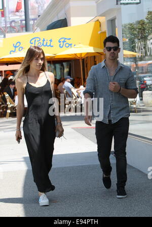 Joe Jonas unterwegs mit Freundin Blanda Eggenschwiler West Hollywood mit: Joe Jonas, Blanda Eggenschwiler wo: Los Angeles, California, Vereinigte Staaten von Amerika bei: 16. April 2014 Stockfoto