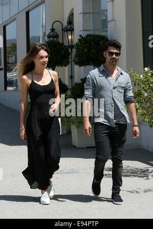 Joe Jonas unterwegs mit Freundin Blanda Eggenschwiler West Hollywood mit: Joe Jonas, Blanda Eggenschwiler wo: Los Angeles, California, Vereinigte Staaten von Amerika bei: 16. April 2014 Stockfoto