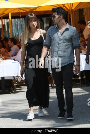 Joe Jonas unterwegs mit Freundin Blanda Eggenschwiler West Hollywood mit: Joe Jonas, Blanda Eggenschwiler wo: Los Angeles, California, Vereinigte Staaten von Amerika bei: 16. April 2014 Stockfoto