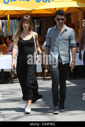 Joe Jonas unterwegs mit Freundin Blanda Eggenschwiler West Hollywood mit: Joe Jonas, Blanda Eggenschwiler wo: Los Angeles, California, Vereinigte Staaten von Amerika bei: 16. April 2014 Stockfoto