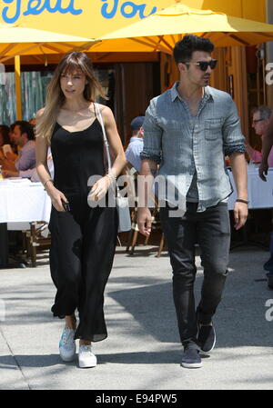 Joe Jonas unterwegs mit Freundin Blanda Eggenschwiler West Hollywood mit: Joe Jonas, Blanda Eggenschwiler wo: Los Angeles, California, Vereinigte Staaten von Amerika bei: 16. April 2014 Stockfoto