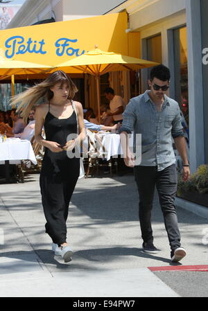 Joe Jonas unterwegs mit Freundin Blanda Eggenschwiler West Hollywood mit: Joe Jonas, Blanda Eggenschwiler wo: Los Angeles, California, Vereinigte Staaten von Amerika bei: 16. April 2014 Stockfoto