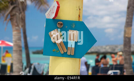 Holzschild auf krummen Wegweiser zeigt in Richtung der Toiletten auf einer karibischen Strandparty beschädigt. Stockfoto