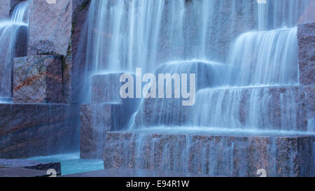 Wasserläufe, künstliche Felsformationen an Franklin Delano Roosevelt Memorial in Washington DC, USA. Stockfoto