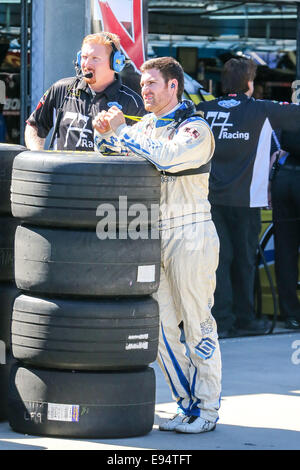 Concord, North Carolina, USA. 9. Oktober 2014. Concord, NC - 9. Oktober 2014: Sprinten Sie Schale Reihe Treiber Corey LaJoie (77) beim Training und Qualifikation für die Bank of America 500 auf dem Charlotte Motor Speedway in Concord, North Carolina. © Andy Martin Jr./ZUMA Draht/Alamy Live-Nachrichten Stockfoto