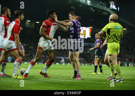 Manchester, UK. 11. Oktober 2014. St Helens Sia Soliola und Wigan Warriors John Bateman Zusammenstoß - erste Utility Super League Grand Final - St Helens V Wigan Warriors - Stadion Old Trafford - Manchester - England 11. Oktober 2014 - © Paul Currie/Sportimage/Csm/Alamy Live News Stockfoto