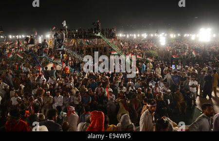 Lahore, Pakistan. 19. Oktober 2014. Anhänger der pakistanischen muslimischer Geistlicher Tahirul Qadri beteiligen sich während einer Anti-Regierungs-Kundgebung in Lahore. Ehemaligen Cricket-Held Imran Khan und Kleriker Tahirul Qadri startete separate Proteste am 14. August und Tausende ihrer Anhänger Zelte vor dem Parlament Premierminister Nawaz Sharif zum Rücktritt gefordert. Die beiden Politiker wurden separate Gespräche mit Regierung Repräsentanten, die Pattsituation zu beenden, aber den Prozess nach der Verhaftung ihrer Aktivisten ausgesetzt. Bildnachweis: Rana Sajid Hussain/Pacific Press/Alamy Live-Nachrichten Stockfoto