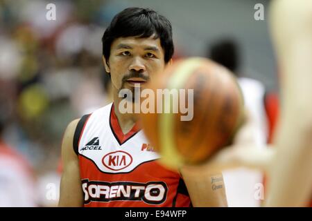 Manny Pacquiao Kia erwärmt sich vor ihrem Spiel gegen Blackwater auf der 40. Saisoneröffnung der Philippine Basketball Association (PBA). Kia gewann 80-66 mit dem philippinischen Box-Champion und Politiker über 6 Minuten mit 2 Umsätze und 1 Foul zu spielen. © Mark Fredesjed R. Cristino/Pacific Press/Alamy Live-Nachrichten Stockfoto