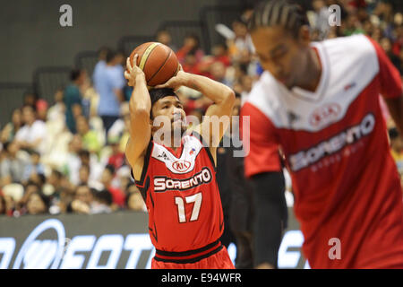 Manny Pacquiao Kia erwärmt sich vor ihrem Spiel gegen Blackwater auf der 40. Saisoneröffnung der Philippine Basketball Association (PBA). Kia gewann 80-66 mit dem philippinischen Box-Champion und Politiker über 6 Minuten mit 2 Umsätze und 1 Foul zu spielen. © Mark Fredesjed R. Cristino/Pacific Press/Alamy Live-Nachrichten Stockfoto