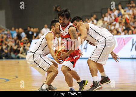 Manny Pacquiao of Kia (C) geht in den Korb gegen Blackwater Verteidiger auf der 40. Saisoneröffnung der Philippine Basketball Association (PBA). Kia gewann 80-66 mit dem philippinischen Box-Champion und Politiker über 6 Minuten mit 2 Umsätze und 1 Foul zu spielen. © Mark Fredesjed R. Cristino/Pacific Press/Alamy Live-Nachrichten Stockfoto
