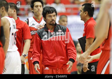 Manny Pacquiao Cheftrainer der Kia in ihrem Spiel gegen Blackwater auf der 40. Saisoneröffnung der Philippine Basketball Association (PBA). Kia gewann 80-66 mit dem philippinischen Box-Champion und Politiker über 6 Minuten mit 2 Umsätze und 1 Foul zu spielen. © Mark Fredesjed R. Cristino/Pacific Press/Alamy Live-Nachrichten Stockfoto