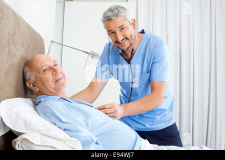 Portrait Of Smiling Hausmeister Prüfung Senior woman Stockfoto