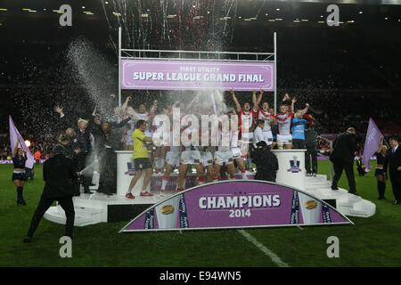 Manchester, UK. 11. Oktober 2014. St Helens feiern ersten Dienstprogramm Super League Grand Final - St Helens V Wigan Warriors - Stadion Old Trafford - Manchester - England 11. Oktober 2014 - © Paul Currie/Sportimage/Csm/Alamy Live News Stockfoto