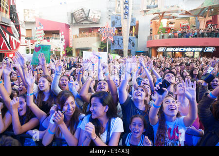 Globale Chartstürmer-Musikkünstler Jason DeRulo titelt Universal CityWalk frei Spring Concert Series Stadium der 5 Türme. Diese exklusive Erscheinung markiert seine einzige geplante öffentliche Aufführung in den Vereinigten Staaten zur Feier der Veröffentlichung seines neuen Albums, Dirty Talk. Freundin und DSDS Gewinner Jordin Sparks macht einen Gastauftritt mit DeRulo durchführen: Atmosphäre wo: Hollywood, Kalifornien, USA bei: 16. April 2014 Stockfoto