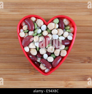 Gemischte Hülsenfrüchte Bohnen in einer Schüssel Herz. Close-up. Stockfoto