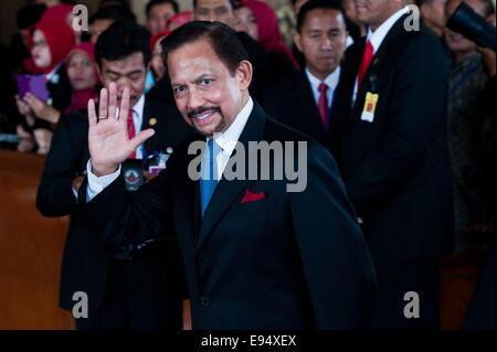 Jakarta, Indonesien. 20. Oktober 2014. Brunei Sultan Haji Hassanal Bolkiah besucht die Einweihung des Joko Widodo in Jakarta, Indonesien, 20. Oktober 2014. Jakarta Gouverneur Joko Widodo, lokal bekannt als Jokowi, wurde als siebte indonesischen Präsidenten im Parlament Gebäude am Montag, ersetzen von Präsident Susilo Bambang Yudhoyono vereidigt. Bildnachweis: Veri Sanovri/Xinhua/Alamy Live-Nachrichten Stockfoto