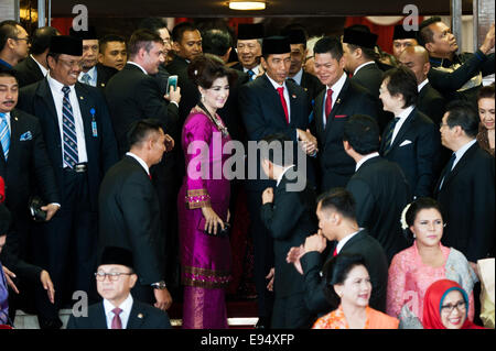 Jakarta, Indonesien. 20. Oktober 2014. Indonesische neue President Joko Widodo (C) erhält Glückwünsche nach seiner Amtseinführung in Jakarta, Indonesien, 20. Oktober 2014. Jakarta Gouverneur Joko Widodo, lokal bekannt als Jokowi, wurde als siebte indonesischen Präsidenten im Parlament Gebäude am Montag, ersetzen von Präsident Susilo Bambang Yudhoyono vereidigt. Bildnachweis: Veri Sanovri/Xinhua/Alamy Live-Nachrichten Stockfoto