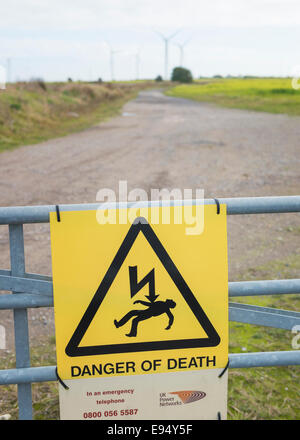UK Power Networks Gefahr Tod Schild am Cheyne Gericht Windpark auf Romney Marsh, Kent. Stockfoto