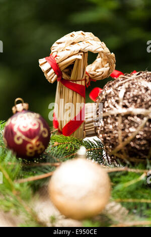 Goldene Weihnachtskugel Ornament auf Kiefer Blätter Nahaufnahme Stockfoto