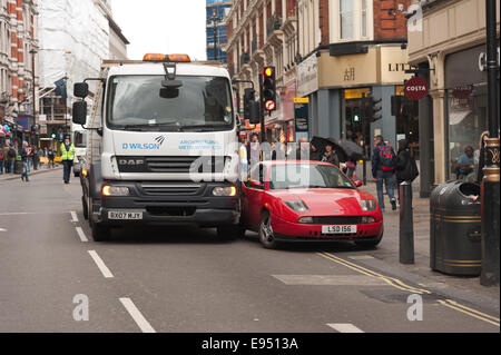 Shaftesbury Lane zum Stillstand als ein Gerüst-LKW shunts ein geparktes roten Auto auf doppelte gelbe Linien in einem Stahl Stockfoto