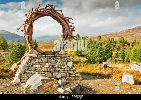 GREAT GLEN WAY ODER TRAIL SCHOTTLAND INVERMORISTON IN DRUMNADROCHIT AUSSEHEN DURCH EINE SKULPTUR IN HOLZ UND STEIN, WESTKÜSTE Stockfoto