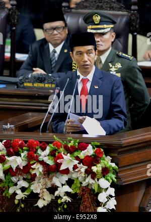 Jakarta, Indonesien. 20. Oktober 2014. Indonesische neue Präsident Joko Widodo spricht bei seiner Amtseinführung in Jakarta, Indonesien, 20. Oktober 2014. Jakarta Gouverneur Joko Widodo, lokal bekannt als Jokowi, wurde als siebte indonesischen Präsidenten im Parlament Gebäude am Montag, ersetzen von Präsident Susilo Bambang Yudhoyono vereidigt. Bildnachweis: He Xinye/Xinhua/Alamy Live-Nachrichten Stockfoto