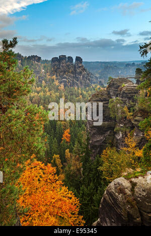 Blick von der Basteibrücke im Herbst, Nationalpark Sächsische Schweiz, Sachsen, Deutschland Stockfoto