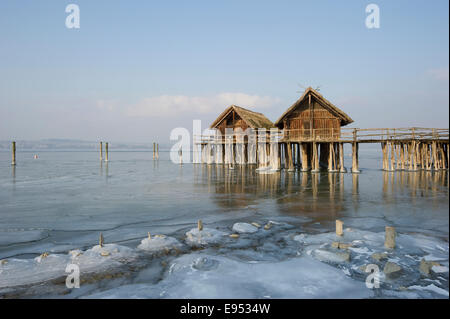 Pfahlbaumuseums Unteruhldingen Museum und gefrorenen Bodensee, UNESCO-Weltkulturerbe, Unteruhldingen, Baden-Württemberg Stockfoto