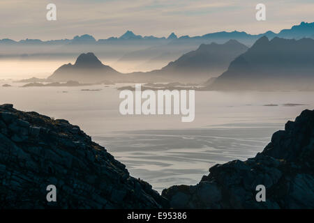 Blick vom Glomtinden Berg über die Henningsværsund auf Vestvågøy Island, Lofoten, Nordland, Norwegen Stockfoto