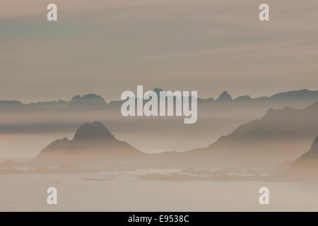 Blick vom Glomtinden Berg über die Henningsværsund auf Vestvågøy Island, Lofoten, Nordland, Norwegen Stockfoto