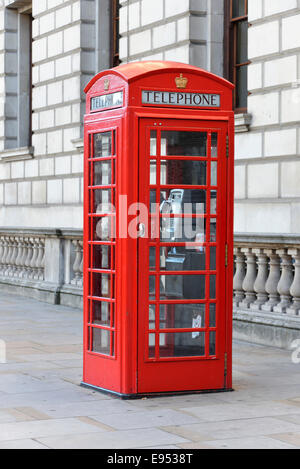 Rote Telefonzelle in Central London, London, England, Vereinigtes Königreich Stockfoto