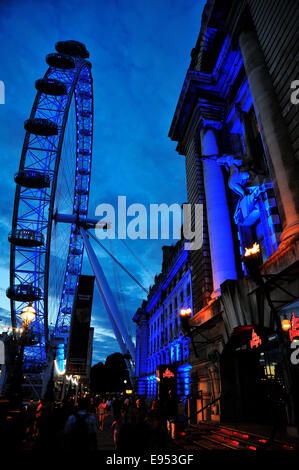 Das London Eye in der London County Hall bei Dämmerung, London, England, Vereinigtes Königreich Stockfoto