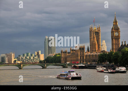 Blick vom Hungerford Bridge auf die Houses of Parliament Wer und Elizabeth Tower Uhrturm, London, England, Vereinigtes Königreich Stockfoto