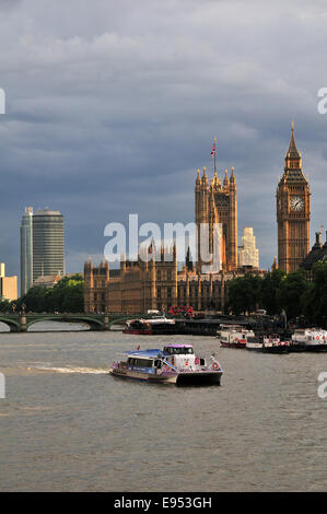 Blick vom Hungerford Bridge auf der Houses of Parliament und Elizabeth Tower Clock Tower, London, England, Vereinigtes Königreich Stockfoto