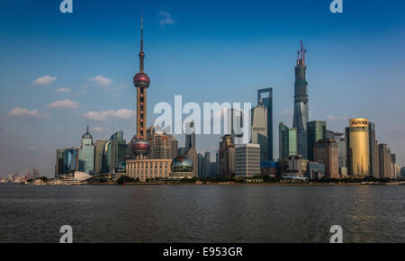 Skyline von Pudong mit Oriental Pearl Tower, Shanghai World Financial Center und Shanghai Tower, vom Bund, Shanghai, China