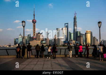 Touristen vor der Skyline von Pudong mit Oriental Pearl Tower, Shanghai World Financial Center und Shanghai Tower Stockfoto