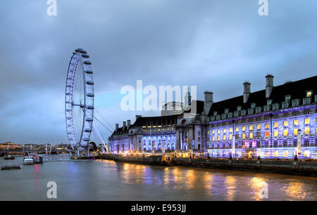 London Eye auf der Themse bei Dämmerung, London, England, Vereinigtes Königreich Stockfoto