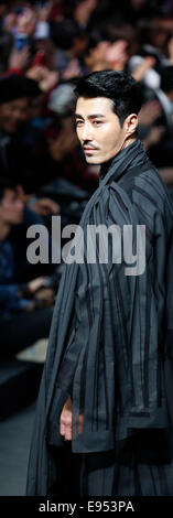 Südkoreanischer Schauspieler Cha Seung-Won, 17. Oktober 2014: Cha Seung-Won eine Kreation des Designers Songzio bei Seoul Sammlung von 2015 präsentiert s/s Seoul Fashion Week in Seoul, Südkorea. © Lee Jae-Won/AFLO/Alamy Live-Nachrichten Stockfoto