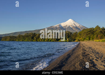 Vulkan Osorno und das Ufer der Bucht des Lago Llanquihue, Puerto Varas, los Lagos region, Chile Stockfoto