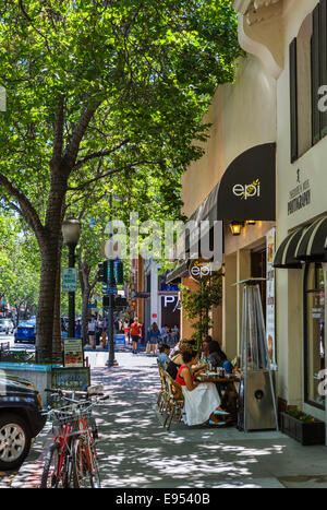 Café und Geschäfte auf der University Avenue in der Innenstadt von Palo Alto, Santa Clara County, Kalifornien, USA Stockfoto