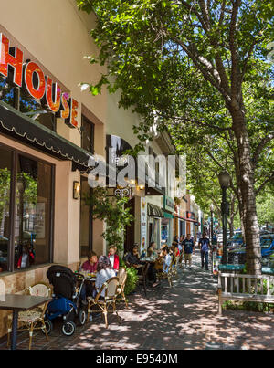 Cafés und Geschäfte auf der University Avenue in der Innenstadt von Palo Alto, Santa Clara County, Kalifornien, USA Stockfoto