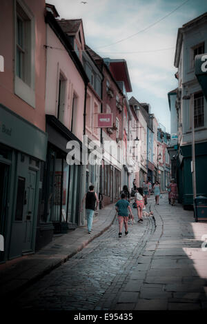 Touristen, die engen Gassen des Quartier kreative in alten Folkestone. Stockfoto