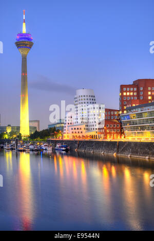 Rhein-Turm, Gehry-Bauten, Neuer Zollhof, Medienhafen, Dämmerung, blaue Stunde, Düsseldorf, Nordrhein-Westfalen, Deutschland Stockfoto