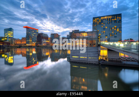 Skyline im Medienhafen, Lido, Colorium Gebäude mit Innside Hotel, Roggendorf-Haus, Hyatt Regency Hotel, Twilight Stockfoto