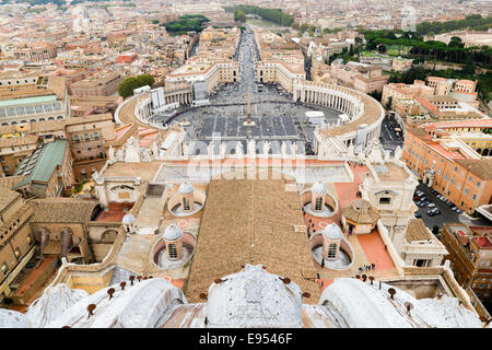 Blick von der Kuppel der Basilika San Pietro, der Basilika St. Peter, auf der Piazza San Pietro, der Petersplatz und die Straße Stockfoto