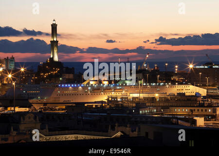 Der Leuchtturm von Genua mit Kreuzfahrtschiff im Hafen von Porto Antico, Genua, Ligurien, Italien Stockfoto