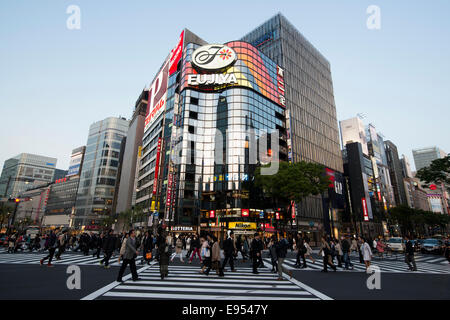 Straße überqueren und Einkaufszentren, Ginza, Tokio, Japan Stockfoto